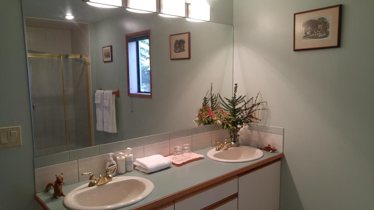 Sunshine Coast Treetop B&B Sechelt Esterno foto